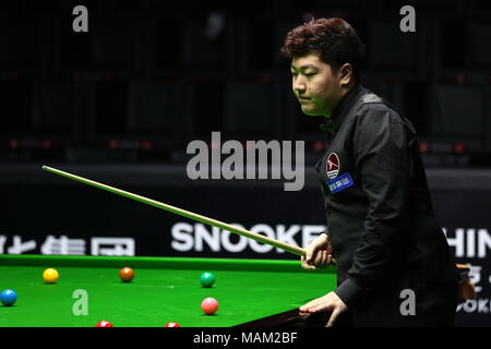 De Pékin, Pékin, Chine. 3ème apr 2018. Beijing, Chine, 3e avril 2018 : Yan Bingtao rivalise avec Kurt Maflin Open de Chine de Snooker à Beijing en 2018, le 3 avril 2018. Crédit : SIPA Asie/ZUMA/Alamy Fil Live News Banque D'Images