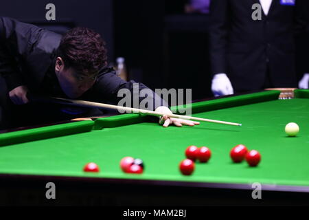 De Pékin, Pékin, Chine. 3ème apr 2018. Beijing, Chine, 3e avril 2018 : Yan Bingtao rivalise avec Kurt Maflin Open de Chine de Snooker à Beijing en 2018, le 3 avril 2018. Crédit : SIPA Asie/ZUMA/Alamy Fil Live News Banque D'Images