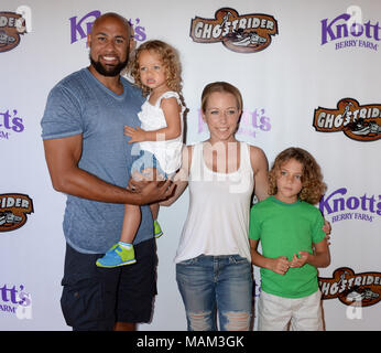 BUENA Park, CA - 04 juin : Kendra Wilkinson et Jiffpom assister à la réouverture de thrash GhostRider Knott's Berry Farm le 4 juin 2016 à Buena Park, en Californie. People : Kendra Wilkinson, mari Hank Baskett, fille Alijah Mary Baskett, fils Hank Baskett IV Banque D'Images