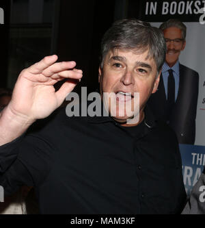 2 avril 2018 - New York City, New York, États-Unis - Actualités Sean Hannity personnalité assiste à la fête du livre à l'occasion de la publication de 'l'Geraldo Show' tenue à Del Frisco's Restaurant. (Crédit Image : © Kaszerman ZUMA Nancy via le fil) Banque D'Images