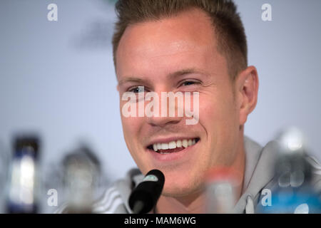 22 mars 2018, l'Allemagne, Düsseldorf : Soccer, l'équipe nationale allemande de conférence de presse, le gardien Marc-André ter Stegen répondant aux questions des journalistes. L'équipe nationale allemande s'affronteront à l'encontre de l'Espagne en match amical le 23 mars 2018. Photo : Federico Gambarini/dpa Banque D'Images