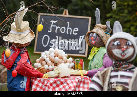 01 avril 2018, l'Allemagne, l'Ragow : un signe avec 'Joyeuses Pâques' sur elle, a été retrouvé derrière la figure de Pâques dans un jardin dans Spreewaldort Ragow par Lübbenau le dimanche de Pâques. Photo : Patrick Pleul/dpa-Zentralbild/ZB Banque D'Images