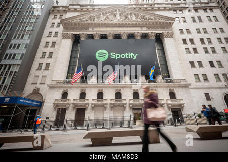 New York, USA. 06Th avr, 2018. La façade de la Bourse de New York a vu le mardi, 3 avril 2018, décoré en l'honneur du premier d'activité du service de streaming musical Spotify. Plutôt que d'un PAPE traditionnel Spotify est un exemple direct où actions immédiatement commencer à trader sans les obstacles réglementaires et les banquiers impliqués dans un premier appel public à l'épargne. La compagnie suédoise a été autour de la diffusion en continu pendant 12 ans et il n'a jamais montré un bénéfice. ( © Richard B. Levine) Crédit : Richard Levine/Alamy Live News Banque D'Images