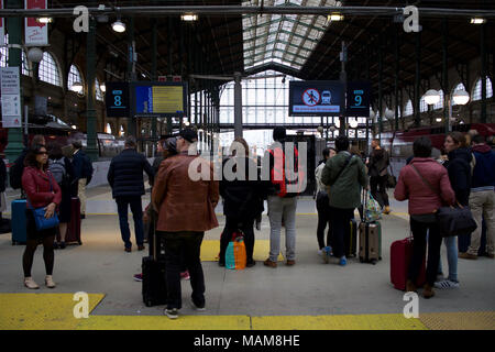 Paris, France, 3 avril 2018. Passagers attendent après leur train est annulé en raison de la grève des travailleurs du rail, Gare du Nord. Crédit : Jane Burke/Alamy Live News Banque D'Images