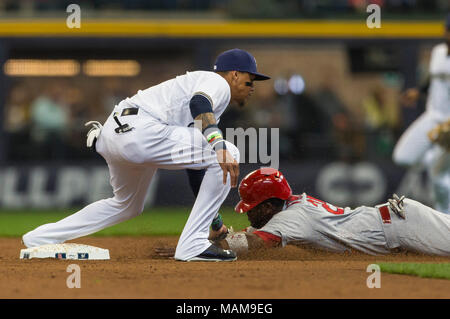 Milwaukee, WI, USA. 2ème apr 2018. L'arrêt-court des Milwaukee Brewers Orlando Arcia # 3 tags des Cardinals de Saint-Louis droit fielder Dexter Fowler # 25 qui tentait de voler le deuxième but au cours de la partie de baseball de ligue majeure entre les Brewers de Milwaukee et les Cardinals de Saint-Louis au Miller Park de Milwaukee, WI. Cardinaux défait les Brewers 8-4. John Fisher/CSM/Alamy Live News Banque D'Images