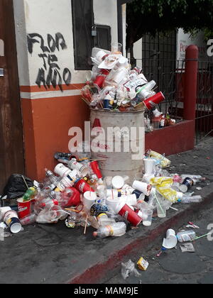 Tepoztlán, Morelos, Mexique. 2ème apr 2018. Une poubelle vu dépassé sa capacité, en dépit de l'important afflux de tourisme à Tepoztlan autorités locales ne répondent pas aux besoins d'éviter la pollution et garder les rues propres. Crédit : Carlos Tischler/SOPA Images/ZUMA/Alamy Fil Live News Banque D'Images