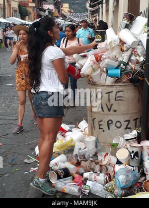 Tepoztlán, Morelos, Mexique. 18 Mar, 2018. Une jeune femme vu du dépôt de déchets dans des poubelles ont dépassé leur capacité, en dépit de l'important afflux de tourisme à Tepoztlan autorités locales ne répondent pas aux besoins d'éviter la pollution et garder les rues propres. Crédit : Carlos Tischler/SOPA Images/ZUMA/Alamy Fil Live News Banque D'Images