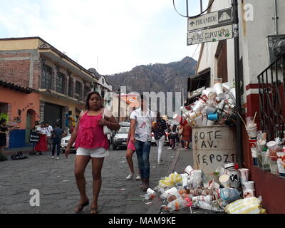 Tepoztlán, Morelos, Mexique. 2ème apr 2018. Une poubelle vu dépassé sa capacité, en dépit de l'important afflux de tourisme à Tepoztlan autorités locales ne répondent pas aux besoins d'éviter la pollution et garder les rues propres. Crédit : Carlos Tischler/SOPA Images/ZUMA/Alamy Fil Live News Banque D'Images