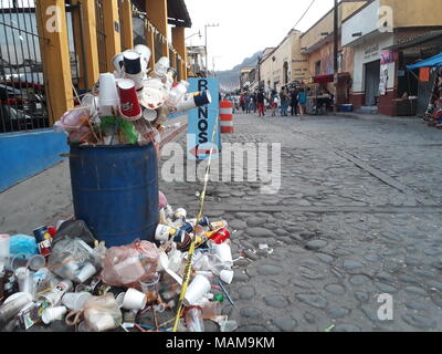 Tepoztlán, Morelos, Mexique. 18 Mar, 2018. Une poubelle vu dépassé sa capacité, en dépit de l'important afflux de tourisme à Tepoztlan autorités locales ne répondent pas aux besoins d'éviter la pollution et garder les rues propres. Crédit : Carlos Tischler/SOPA Images/ZUMA/Alamy Fil Live News Banque D'Images