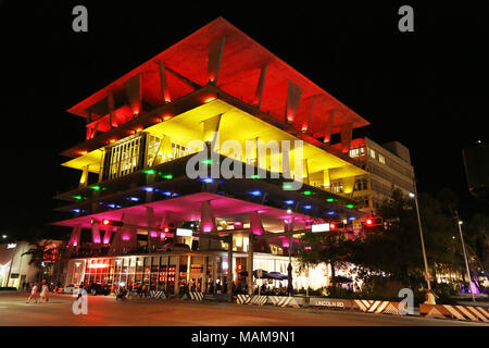 Miami, USA. 2ème apr 2018. L'emblématique Herzog & de Meuron-bâtiment conçu au 1111 Lincoln Road à South Beach est allumé dans les couleurs d'un arc-en-ciel au cours de l'événement de lancement pour Miami Beach gay-pride le 02 avril 2018 à Miami, en Floride. (Photo par Sean Drakes/Alamy Live News) Credit : SEAN DRAKES/Alamy Live News Banque D'Images