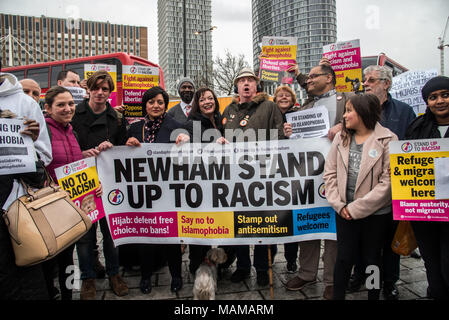 Londres, Royaume-Uni. 3e, 2018 Apri. Rokhsana Fiaz et Lyn Brown inscrivez-vous en solidarité avec la communauté musulmane de la scandaleuse "punir un jour musulmane' lettre adressée récemment à foyers partout au Canada est un autre exemple de la haine anti-musulmans qui a doublé depuis l'année dernière sur le 3 mars 2018 à la gare de Stratford, London, UK. Credit : Voir Li/Alamy Live News Banque D'Images