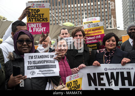 Londres, Royaume-Uni. 3e, 2018 Apri. Newham'Association des femmes musulmanes - Soeurs4Soeurs et Stand Up au racisme Newham en solidarité avec la communauté musulmane de la scandaleuse "punir un jour musulmane' lettre adressée récemment à foyers partout au Canada est un autre exemple de la haine anti-musulmans qui a doublé depuis l'année dernière sur le 3 mars 2018 à la gare de Stratford, London, UK. Credit : Voir Li/Alamy Live News Banque D'Images