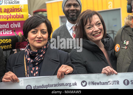 Londres, Royaume-Uni. 3e, 2018 Apri. Rokhsana Fiaz et Lyn Brown inscrivez-vous en solidarité avec la communauté musulmane de la scandaleuse "punir un jour musulmane' lettre adressée récemment à foyers partout au Canada est un autre exemple de la haine anti-musulmans qui a doublé depuis l'année dernière sur le 3 mars 2018 à la gare de Stratford, London, UK. Credit : Voir Li/Alamy Live News Banque D'Images