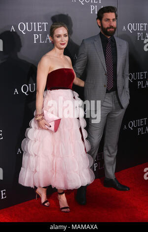 New York, USA. 2 avril, 2018. Emily Blunt et John Krasinski assister à la première de New York 'un lieu calme' le 2 avril 2018 à New York. Crédit : Erik Pendzich/Alamy Live News Banque D'Images