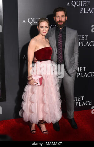 New York, USA. 2 avril, 2018. Emily Blunt et John Krasinski assister à la première de New York 'un lieu calme' le 2 avril 2018 à New York. Crédit : Erik Pendzich/Alamy Live News Banque D'Images