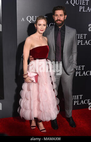 New York, USA. 2 avril, 2018. Emily Blunt et John Krasinski assister à la première de New York 'un lieu calme' le 2 avril 2018 à New York. Crédit : Erik Pendzich/Alamy Live News Banque D'Images