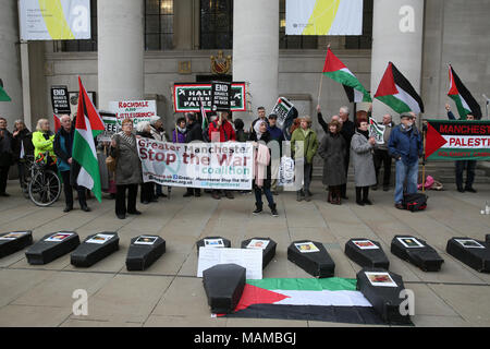 Manchester, UK. 3 avril, 2018. La campagne de solidarité avec la Palestine et les partisans de la Palestine organiser une veillée après le meurtre récent et les blessures d'Palestiians au cours d'une manifestation près de la frontière de Gaza. Cercueils représentant les enfants tués dans le conflit sont mis à disposition sur le terrain à la vigile, St Peters Square, Manchester, 03 avril 2018 (C)Barbara Cook/Alamy Live News Banque D'Images