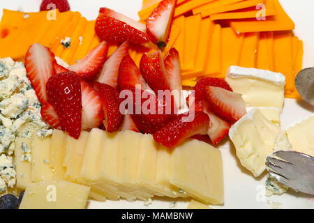 Assiette de fromage et fruits Banque D'Images