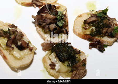 Bruschetta aux champignons et au brie Banque D'Images