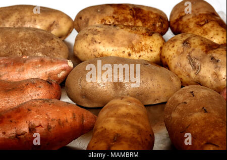 De pommes de terre roussâtres et sur un plateau de métal Banque D'Images