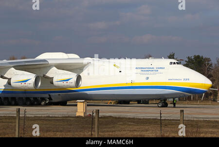 Kiev, Ukraine. 3 avril, 2018. L'Ukrainien Antonov An-225 'Mriya' avion décolle de l'aéroport am See à Kiev, Ukraine. L'avion cargo géant vole à Leipzig, Allemagne Pour plus de vols commerciaux. Un-225 est le plus gros avion jamais construit. Crédit : Oleksandr Prykhodko/Alamy Live News Banque D'Images