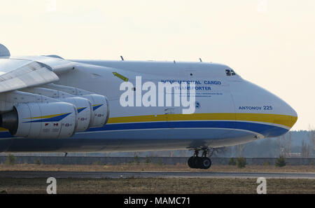 Kiev, Ukraine. 3 avril, 2018. L'Ukrainien Antonov An-225 'Mriya' avion décolle de l'aéroport am See à Kiev, Ukraine. L'avion cargo géant vole à Leipzig, Allemagne Pour plus de vols commerciaux. Un-225 est le plus gros avion jamais construit. Crédit : Oleksandr Prykhodko/Alamy Live News Banque D'Images