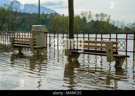 Niveau d'eau de la rivière arrive sur le trottoir, concept - de mauvaises conditions météorologiques Banque D'Images