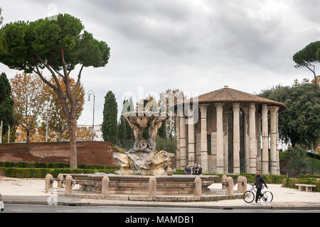 Rome, Italie - 18 novembre 2017 temple circulaire d'Hercule Victor anciennement Temple de Vesta. Construit en 120 avant JC. Piazza Bocca della Verita, salon de Forum Banque D'Images