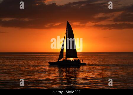Silhouette de voilier pendant le coucher du soleil Banque D'Images