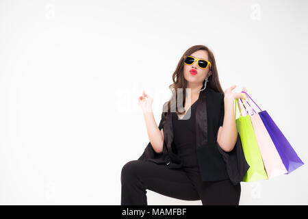 Beautiful Young Asian woman holding bags d'une récente séance de shopping Banque D'Images