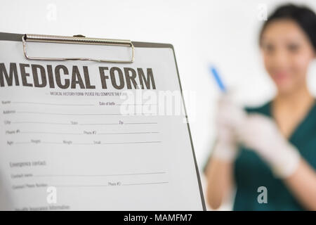 Femme médecin médecine part holding silver pen écrit quelque chose sur gros plan du presse-papiers. Soins médicaux, d'assurance, de la prescription, de papiers ou de carrière con Banque D'Images