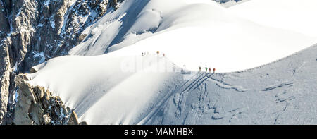 Mont Blanc mountaneers marche sur la crête enneigée Banque D'Images