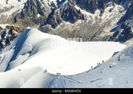 Mont Blanc mountaneers marche sur la crête enneigée Banque D'Images