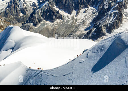 Mont Blanc mountaneers marche sur la crête enneigée Banque D'Images