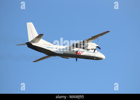 YL-RAJ, un Antonov AN-26B exploité par RAF Avia, au départ de l'Aéroport International de Prestwick en Ayrshire. Banque D'Images