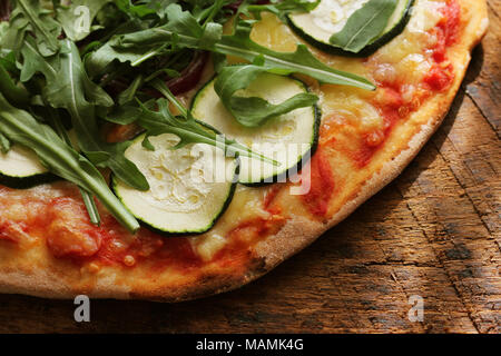 Courgettes Vegan pizza sur une planche à découper rustique en bois foncé sur arrière-plan. L'alimentation saine Banque D'Images