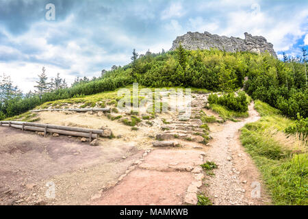 Sentier de randonnée en montagne, paysage, chemin de pierres menant au pic de la montagne Banque D'Images