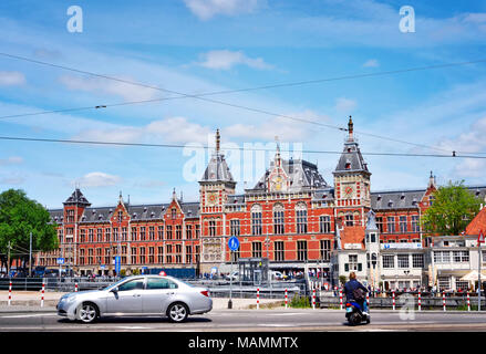 La gare centrale d'Amsterdam. Vieux bâtiment en briques au soleil. Banque D'Images