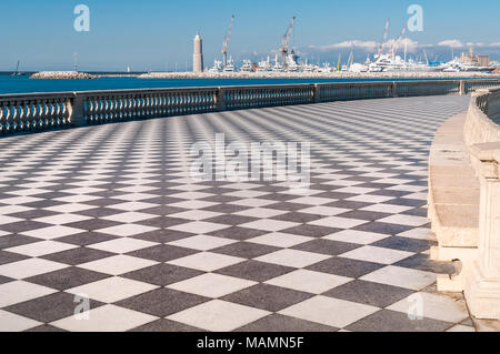 Le port de Livourne vu de Terrazza Mascagni, Toscane, Italie Banque D'Images