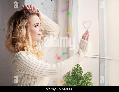 Femme de Noël à la maison avec l'amour Banque D'Images