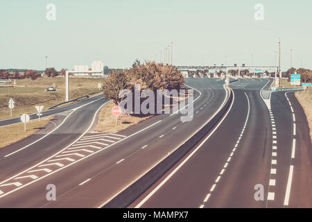 Miltilane l'autoroute à travers la France avec un point de paiement sans frais. Haut de page vue aérienne Banque D'Images