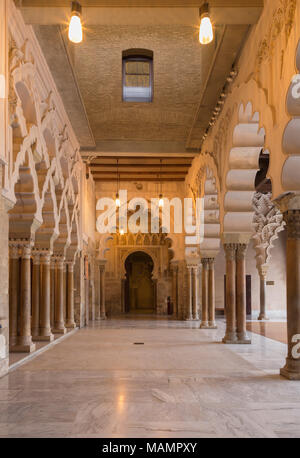 Saragosse, Espagne - 2 mars, 2018 : La salle des fêtes de la Aljaferia palace - Séjours de l'Amérique du pneu, avec triple accès à la Golden Hall. Banque D'Images