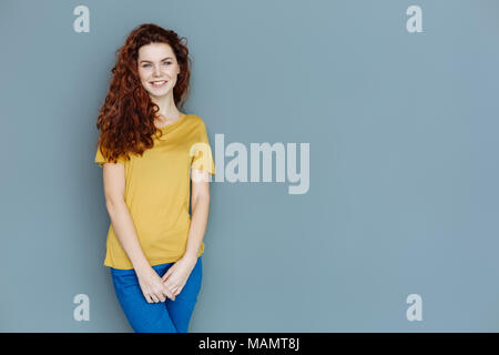 Heureuse femme joyeuse exprimer ses émotions Banque D'Images