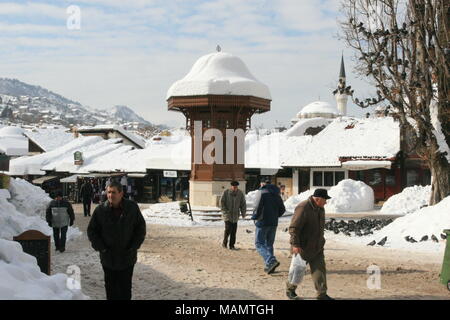 Vieux bazar Baščaršija de Sarajevo couverts par la neige profonde Banque D'Images