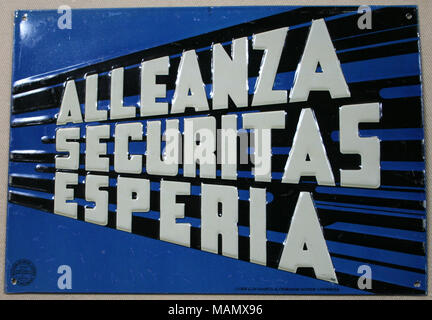 L'étain pressé pour marquer l'incendie Securitas Esperia Societa Anonima Alleanza di Assicurazioni à Rome, l'Italie a soulevé des lettres de couleur crème et soulevé des ombres noires avec fond bleu Titre : Fire marque pour Alleanza Securitas Esperia Societa Anonima di Assicurazioni à Rome, Italie . après 1915. Banque D'Images