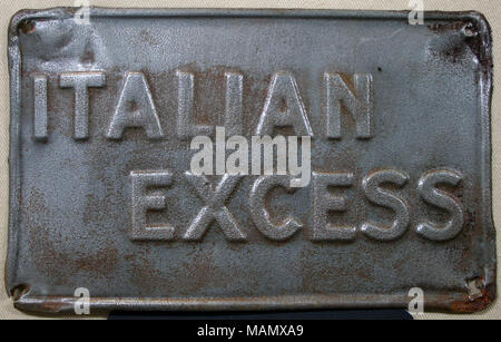 Feu d'étain pressé de passage pour la compagnie d'assurance excédentaire italien à Milan, Italie montrant relief et frontière, tout rouillé afin qu'aucun reste de peinture Titre : Fire mark pour l'italien l'excès Insurance Company (Societa Anonima di Assicurazioni e Riassicurazioni) à Milan, Italie . après 1921. Banque D'Images