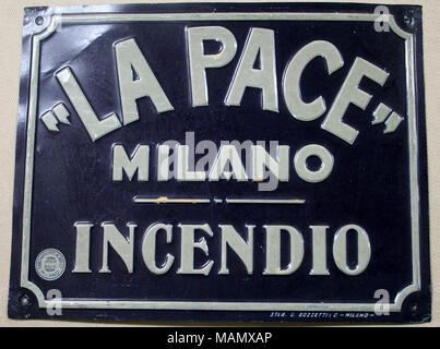 Feu d'étain pressé de passage pour la Pace Societa Anonima Assicurazioni e Riassicurazioni à Milan, Italie montre soulevées et des lettres sur la frontière crème fond bleu foncé Titre : Fire marque pour la Pace Societa Anonima Assicurazioni e Riassicurazioni à Milan, Italie . après 1919. Banque D'Images
