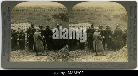 Stereocard horizontale, sépia montrant des soldats de la réserve française en uniforme au premier plan regardant plus soldats français marche dans un champ ouvert à l'arrière-plan. Numéro de stéréogrammes Keystone V18867. Le titre se lit comme suit : "Le Français se réserve regarder leurs camarades d'entrer dans "La vallée de l'ombre.' ' titre : 'réserves françaises à regarder leurs camarades d'entrer dans "La vallée de l'ombre.' ' . entre vers 1914 et vers 1918. Voir la fiche de l'entreprise Keystone Banque D'Images