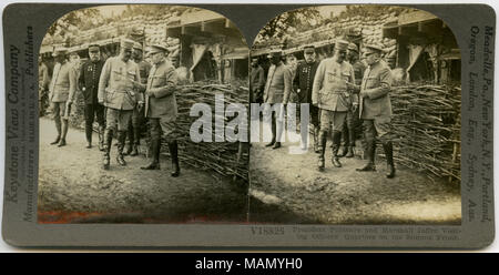 Stereocard horizontale, sépia montrant le président français Raymond Poincaré et Marshall Joseph Joffre rencontre avec des agents en uniforme. Numéro de stéréogrammes Keystone V18826. Le titre se lit comme suit : "Le Président Pincare et Marshall Joffre Visiter Quartier des officiers sur le front de la Somme." Titre : 'Le Président Poincaré et Marshall Joffre sur le front de la Somme." . 1916. Voir la fiche de l'entreprise Keystone Banque D'Images