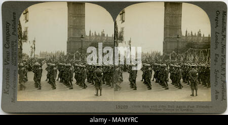Stereocard horizontale, sépia montrant les troupes américaines en uniforme défilant dans une parade. Numéro 19209 Stéréophotogramme Keystone. Le titre se lit comme suit : "l'Oncle Sam et John Bull encore une fois de très bons amis - troupes Yankee à Londres.' Title : 'Troupes Yankee à Londres.' . 1918. Voir la fiche de l'entreprise Keystone Banque D'Images